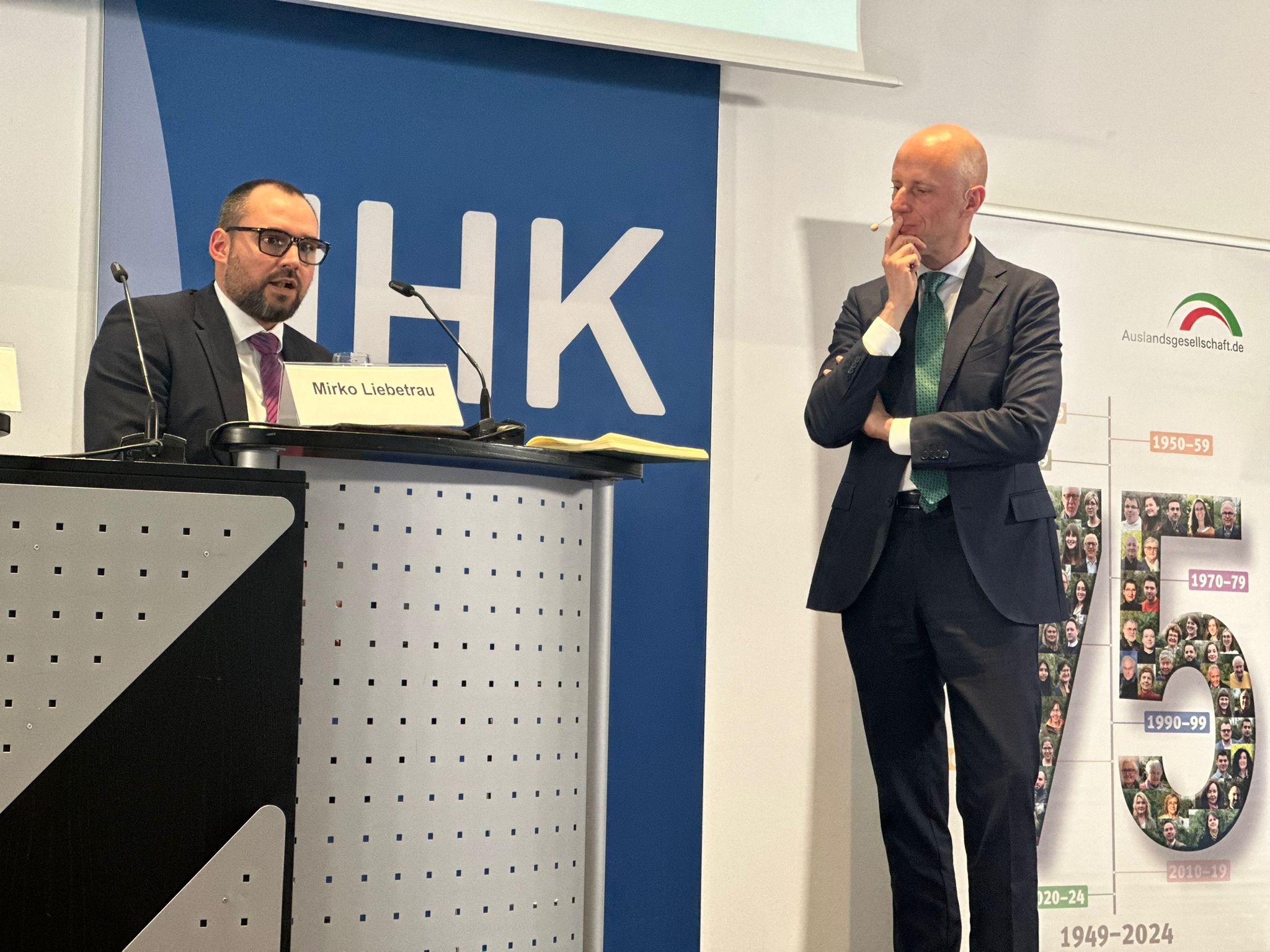Le panel sur les matières premières, les infrastructures et l’industrie au 9e Forum économique germano-africain NRW, modéré par Marc Zander, CEO d’africon.