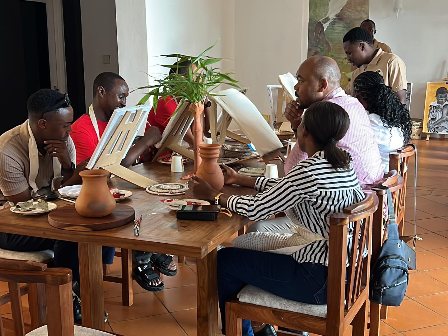 africon-Kollegen bei einer Gruppenarbeit während des Ostafrika-Teamtreffens in Tansania